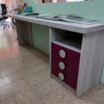 Dormitorio juvenil compuesto por: Cama compacta arcón con cuatro cajones Pata lateral con encimera recta y bajo 3/c con hueco Una estantería a pared abierta y dos cubos con puerta